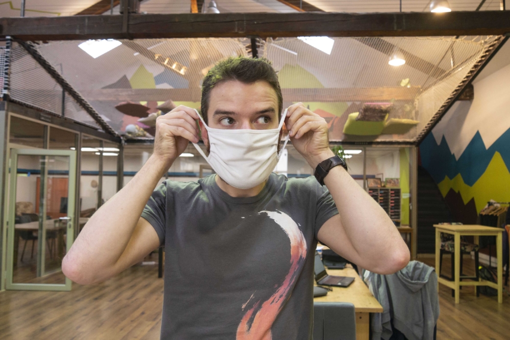 Mise du masque Photo d'une personne mettant le masque